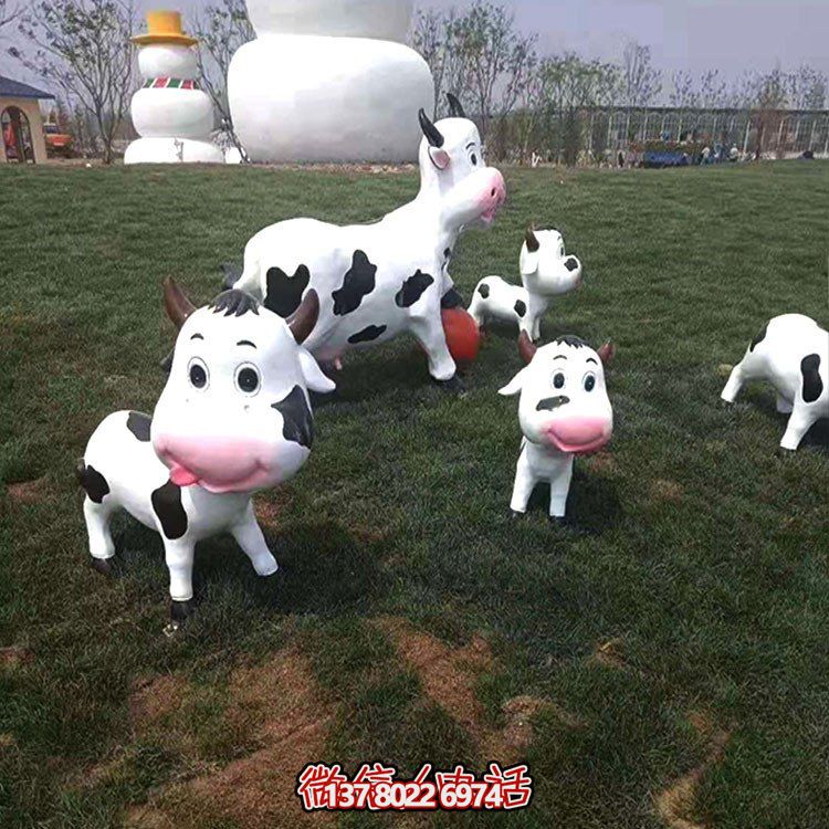 可愛小奶牛玻璃鋼雕塑，為戶外園林景觀增添獨(dú)特魅力