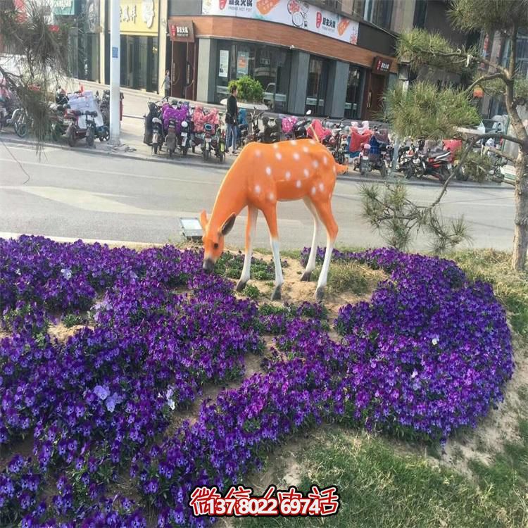 仿真鹿雕塑，在草叢中擺放，玻璃鋼打造