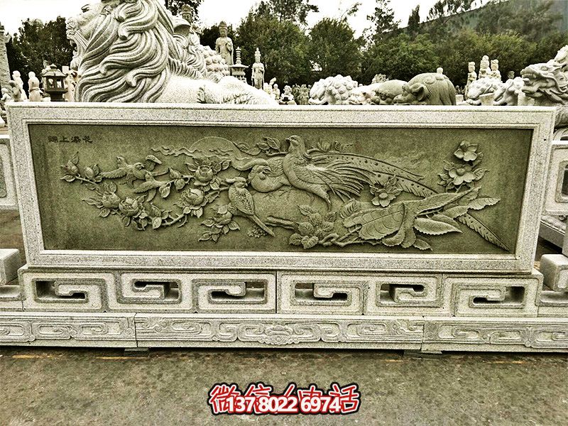 大理石綠浮雕欄桿，為景區裝飾錦上添花