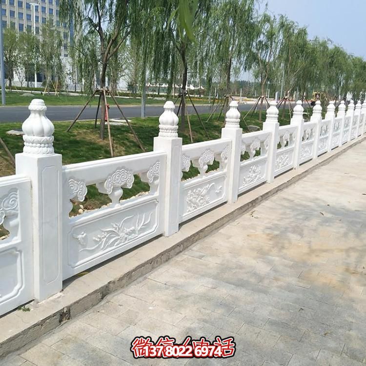經典石雕精美欄桿，增添校園美麗