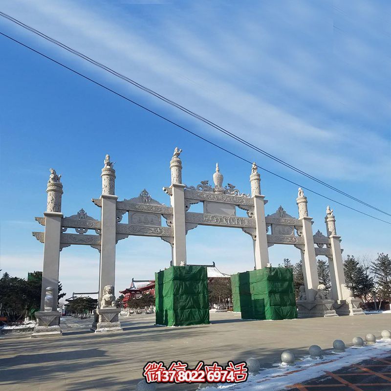 新款漢白玉牌坊，美觀而古樸的石六柱，為寺院和景區增添靈氣