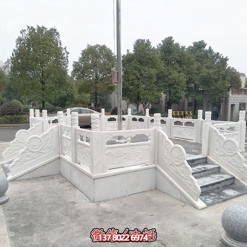 升旗臺石雕——精雕細琢，點綴校園風采